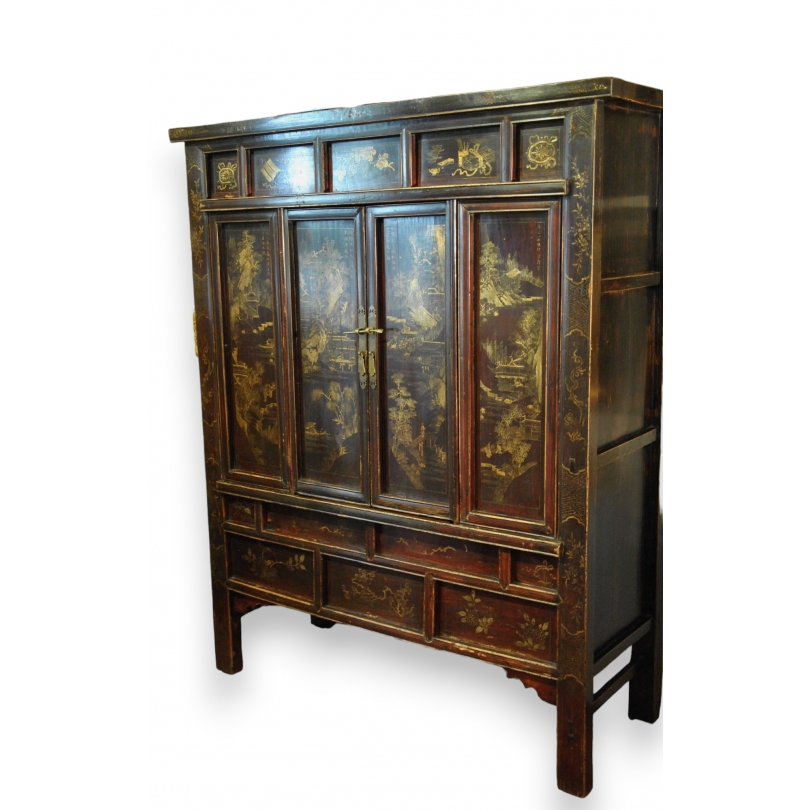 Armoire Chinoise en bois laqué et décor