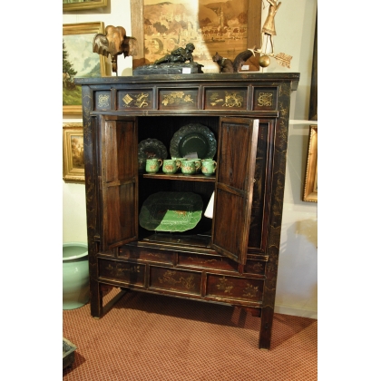  Armoire Chinoise en bois laqué et décor sur  Moinat SA  - Antiquités décoration