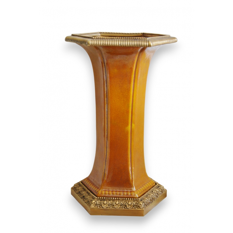 Vase en porcelaine brune et montures en