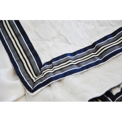 White Lexington throw with blue stripes at  Moinat SA  - Antiques and home décor