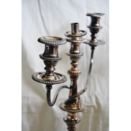  Paire de chandeliers anglais en métal sur  Moinat SA  - Antiquités décoration