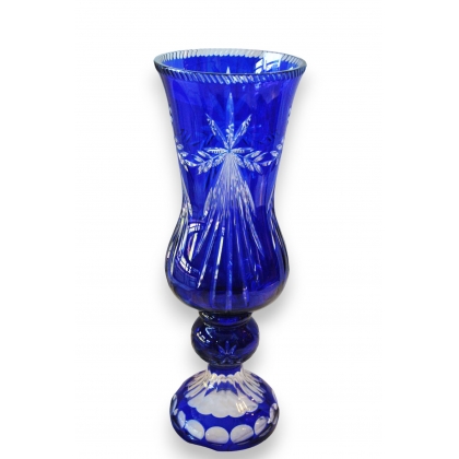 Vase en cristal taillé coloris cobalt