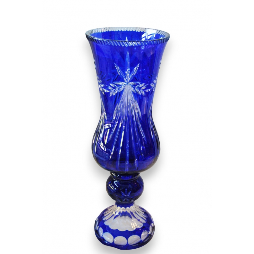 Vase en cristal taillé coloris cobalt