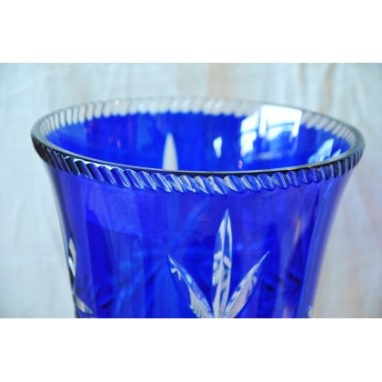  Vase en cristal taillé coloris cobalt sur  Moinat SA  - Antiquités décoration