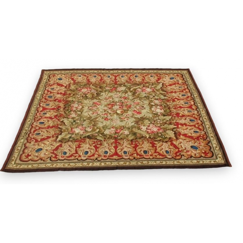 Tapis AUBUSSON, fond rouge et beige.