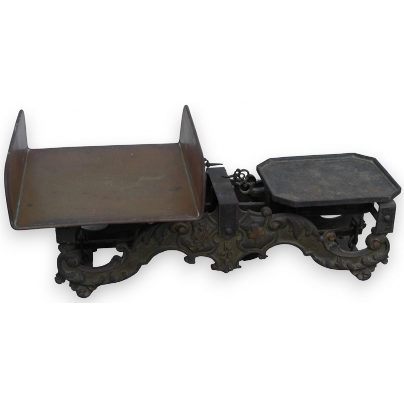 "Geneva" cast-iron two-pan balance at Moinat SA – Antiques and home décor