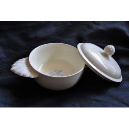 White earthenware bowl with lid from Moinat SA – Antiques and home décor