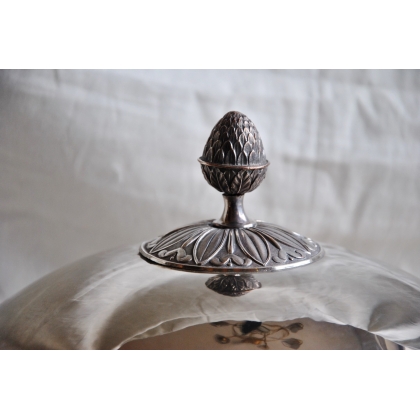 Cloche de service en métal argenté sur  Moinat SA  - Antiquités décoration