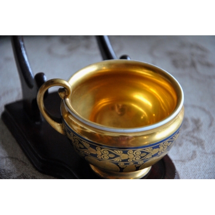 Porcelain cup and saucer, decorated by Moinat SA – Antiques and home décor