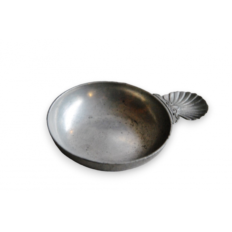 Pewter tastevin with shell-shaped handle at  Moinat SA  - Antiques and home décor