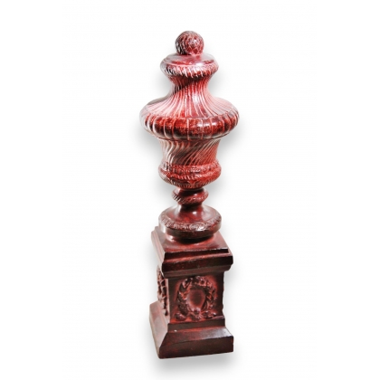 Urne en fonte rouge