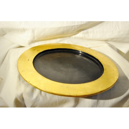 Round tray in black and gold lacquered wood at  Moinat SA  - Antiques and home décor