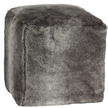  Pouf Cube en fausse fourrure sur  Moinat SA  - Antiquités décoration