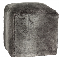 有点装饰Cube在人造的皮毛