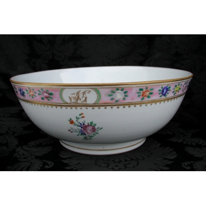Bowl with stand, ‘Famille rose’. at  Moinat SA  – Antiques and home décor