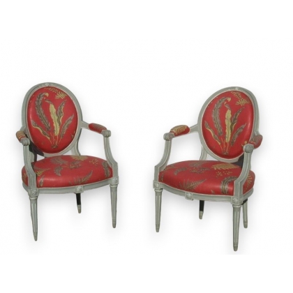 Paire de fauteuils Louis XVI, dossiers médaillon.