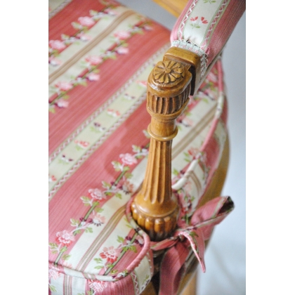 Fauteuil style Louis XVI cabriolet