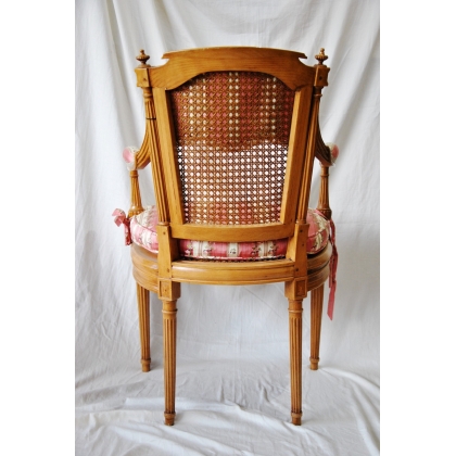 Fauteuil style Louis XVI cabriolet