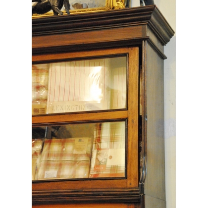  Vitrine "Canary" à portes coulissantes, sur  Moinat SA  - Antiquités décoration