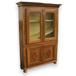 Vitrine avec 2 portes en haut et en bas.