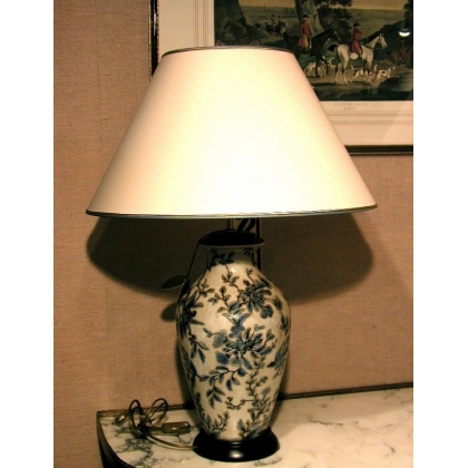  Lampe en porcelaine avec décor émaillé sur  Moinat SA  - Antiquités décoration