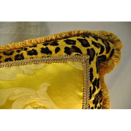 Rectangular "Tiger" cushion with a yellow background at Moinat SA – Antiques and home décor