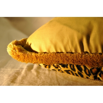 Rectangular "Tiger" cushion with a yellow background at Moinat SA – Antiques and home décor