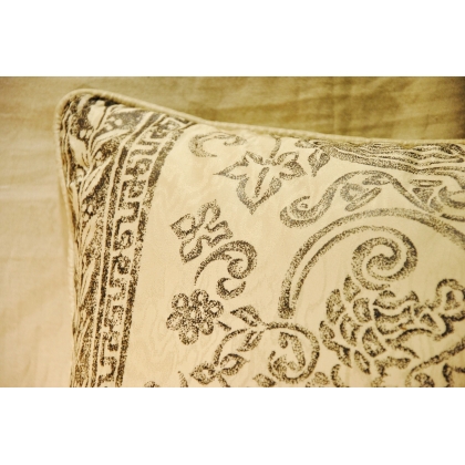 White silk cushion with a grey pattern at  Moinat SA  - Antiques and home décor