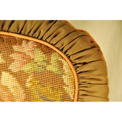 Small oval tapestry cushion by  Moinat SA  - Antiques and home décor