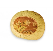 Petit coussin ovale en tapisserie