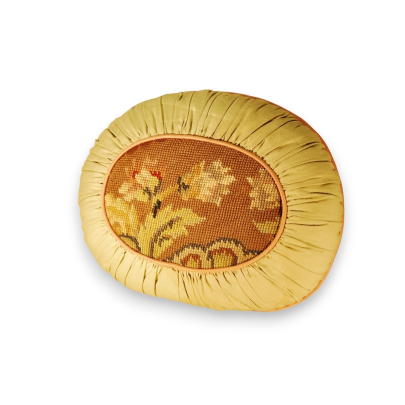 Petit coussin ovale en tapisserie