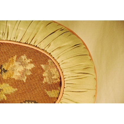Small oval tapestry cushion by  Moinat SA  - Antiques and home décor