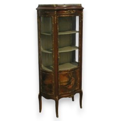 Vitrine style Napoléon III garnie de bronzes.