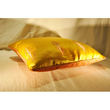 Directoire-style cushion in yellow silk at  Moinat SA  - Antiques and home décor