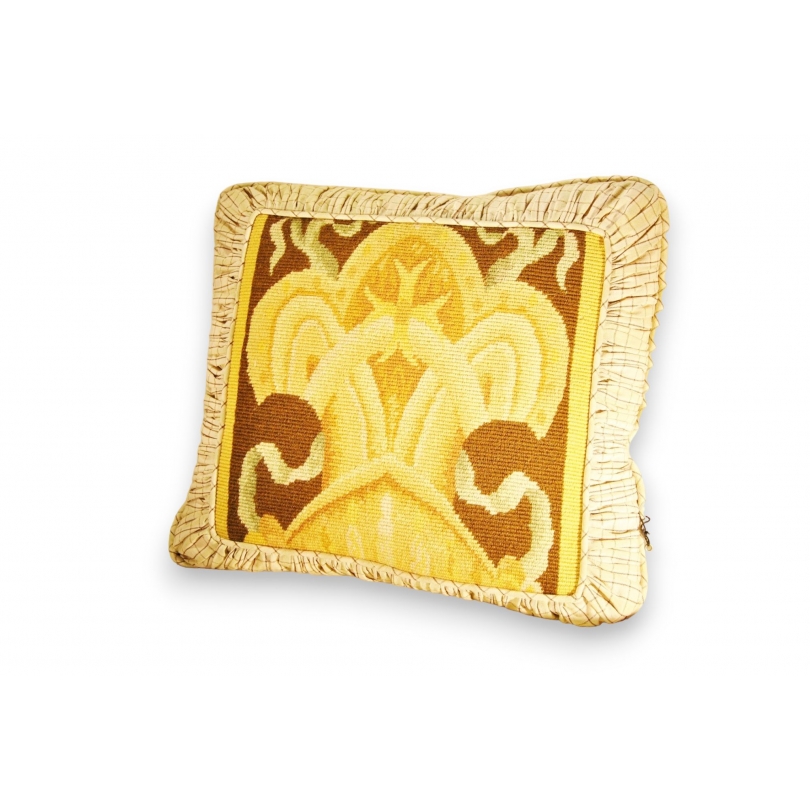 Coussin carré en tapisserie ancienne