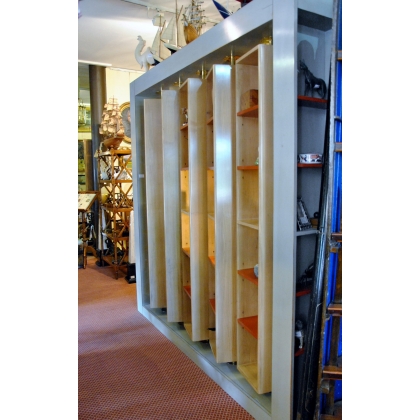 "VIREVOLTE" bookcase in lacquered wood at Moinat SA – Antiques and home décor