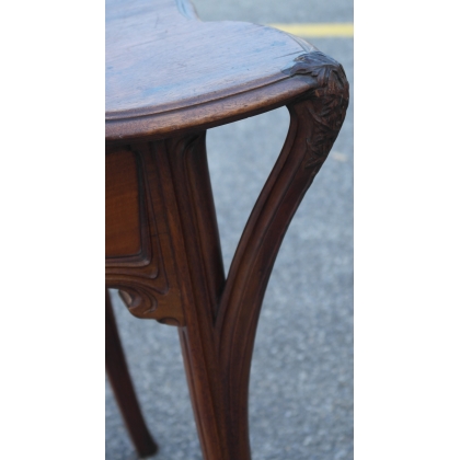  Table 1900, style Majorelle en noyer sur  Moinat SA  - Antiquités décoration