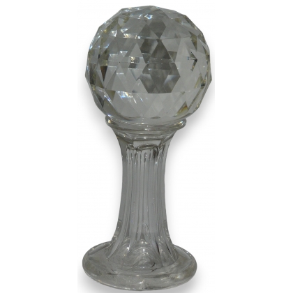 Boule sur socle en cristal taillée
