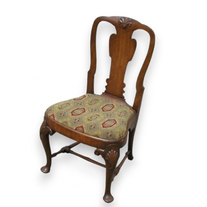 Chaise Queen Ann avec siège en tapisserie.