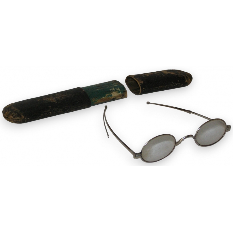 Paire de lunettes en acier avec étui