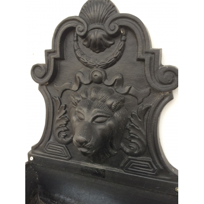  Fontaine murale "Lion" en fonte noire sur  Moinat SA  - Antiquités décoration