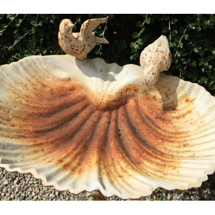  Bain d'oiseau en forme de coquillage, crème sur  Moinat SA  - Antiquités décoration