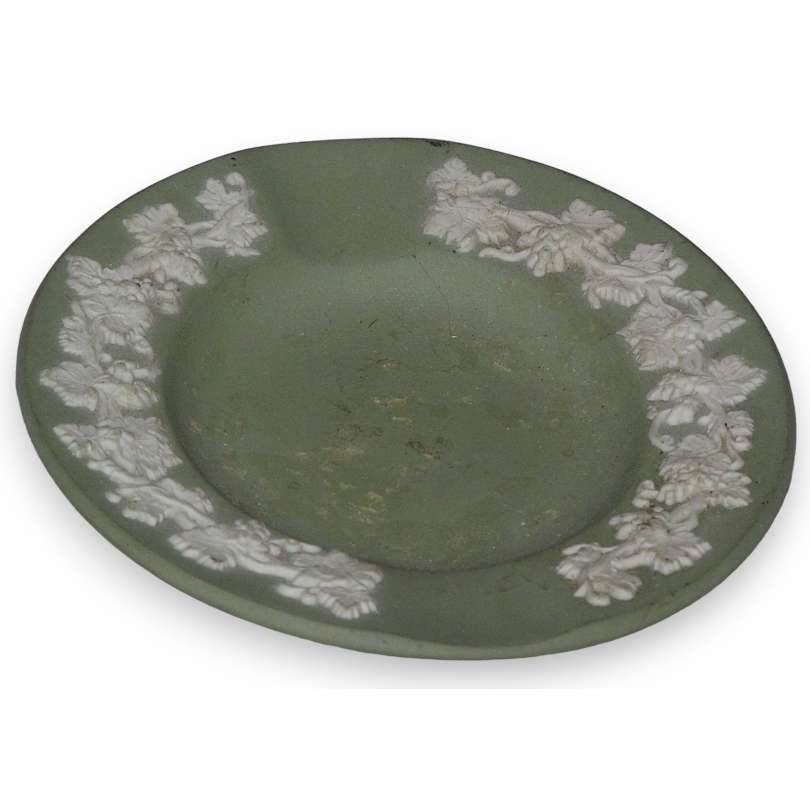 Round English green ashtray, Wedgwood, available from Moinat SA – Antiques and home décor