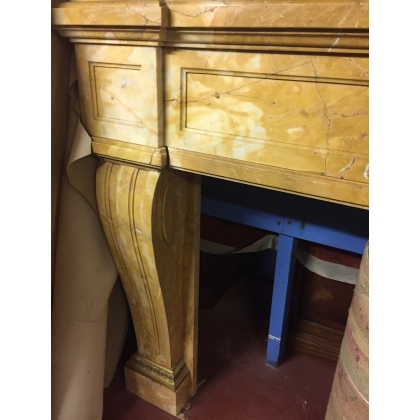  Cheminée Restauration, en marbre jaune sur  Moinat SA  - Antiquités décoration