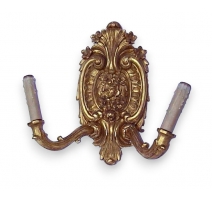 Door knocker, ring-shaped.