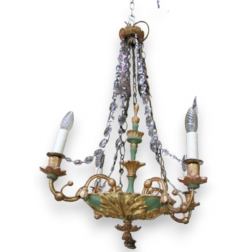 Lustre laqué doré avec 4 lumières et cristaux.