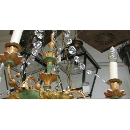 Lustre laqué doré avec 4 lumières et cristaux.