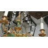 Lustre laqué doré avec 4 lumières et cristaux.
