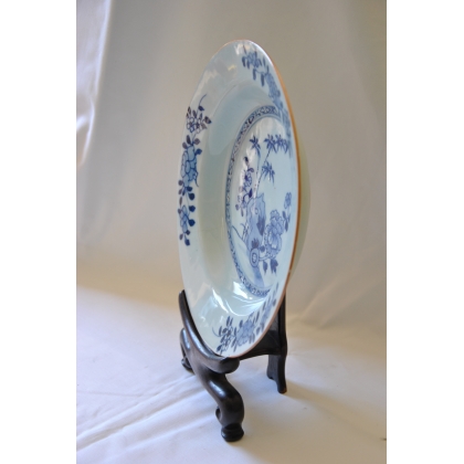  Assiette en porcelaine bleu blanc sur  Moinat SA  - Antiquités décoration