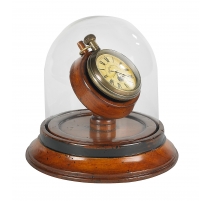 Montre Gousset sur socle, sous une cloche